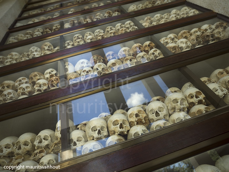 Schedels en botten uit de massagraven (Killingfields) verzameld in een memorial even buiten Phnom Penh